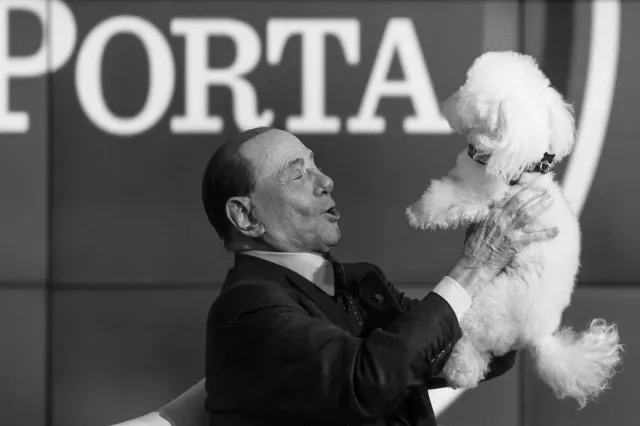 "Zmarł mężczyzna o tysiącu żyć, który kochał bardzo młode kobiety”. Świat żegna Berlusconiego