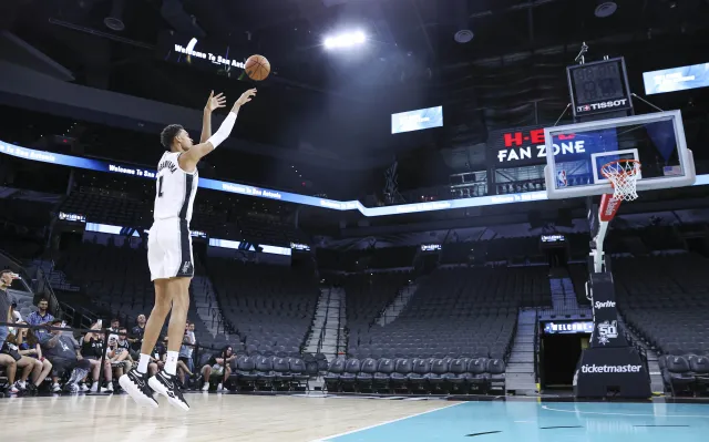 Victor Wembanyama w ostatnich miesiącach… urósł o ponad pół cala. Ma już 223 cm