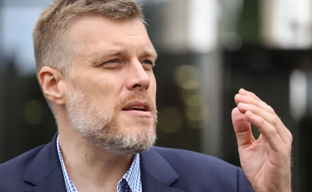 Zandberg: Szkoły podstawowe im. Jana Pawła II to coś nie na miejscu. Dla młodych ludzi Wojtyła to...