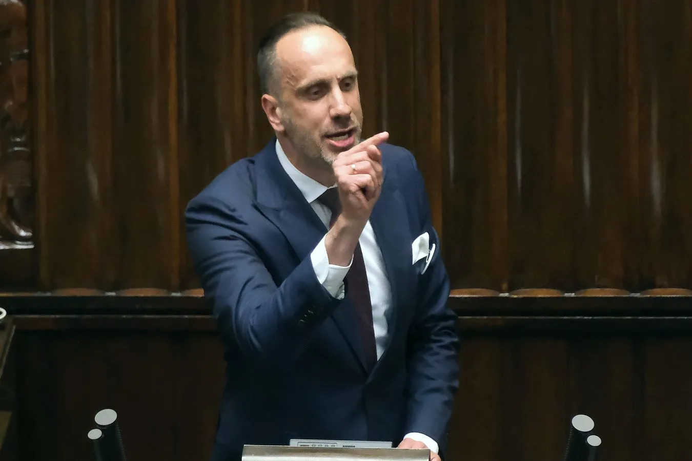 Janusz Kowalski uderza w liceum i straszy "genderową indoktrynacją". Dosadna odpowiedź dyrektor