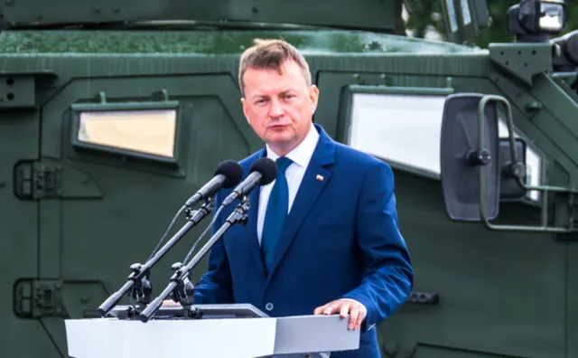 Minister Błaszczak dla "SE": Na co dzień tego nie robię, ale teraz zaśpiewam