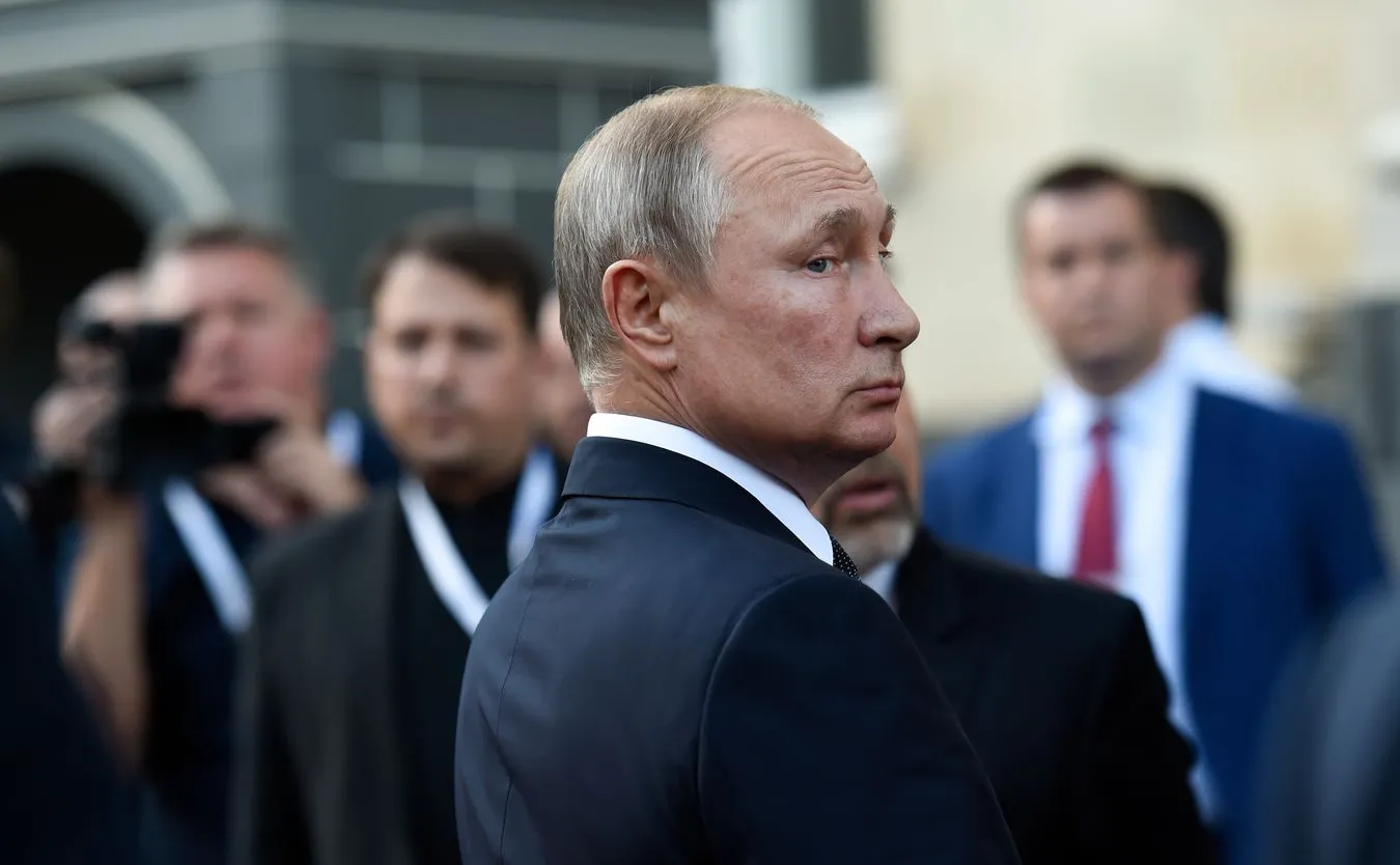Słuchał orędzia Putina z makaronem na uszach.  Radny ukarany