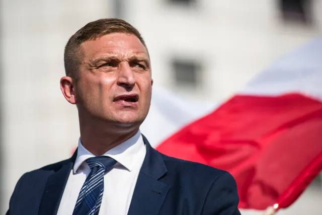Robert Bąkiewicz walczy o głosy kibiców. Pokazał się na meczu Ekstraklasy [FOTO]