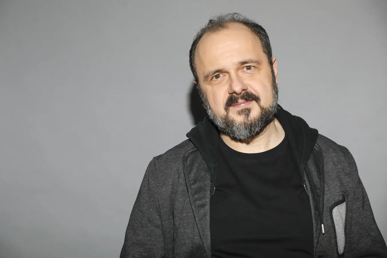 Arkadiusz Jakubik o "Weselu": Nie możemy udawać, że tych stodół nie było [PODCAST]