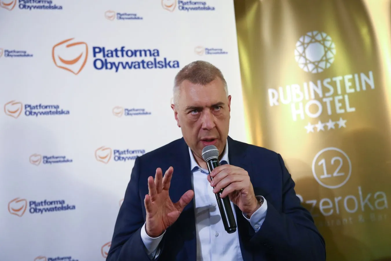 Giertych kpi z afery wizowej PiS. "Aktorzy Bollywood w drodze na plan filmowy"