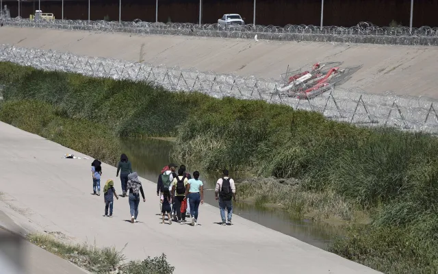 Zbrodnia w Meksyku. 11 policjantów zabiło 17 migrantów, ciała spalili