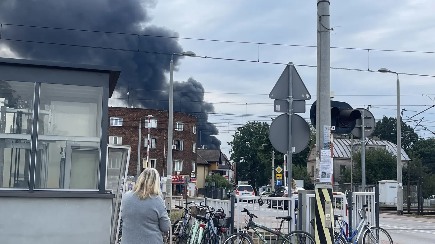 Pożar w hurtowni fajerwerków. Apel władz Kobyłki o nieotwieranie okien