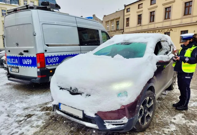 Mandat 3 tys. zł za śnieg. Policja już stosuje ostre kary