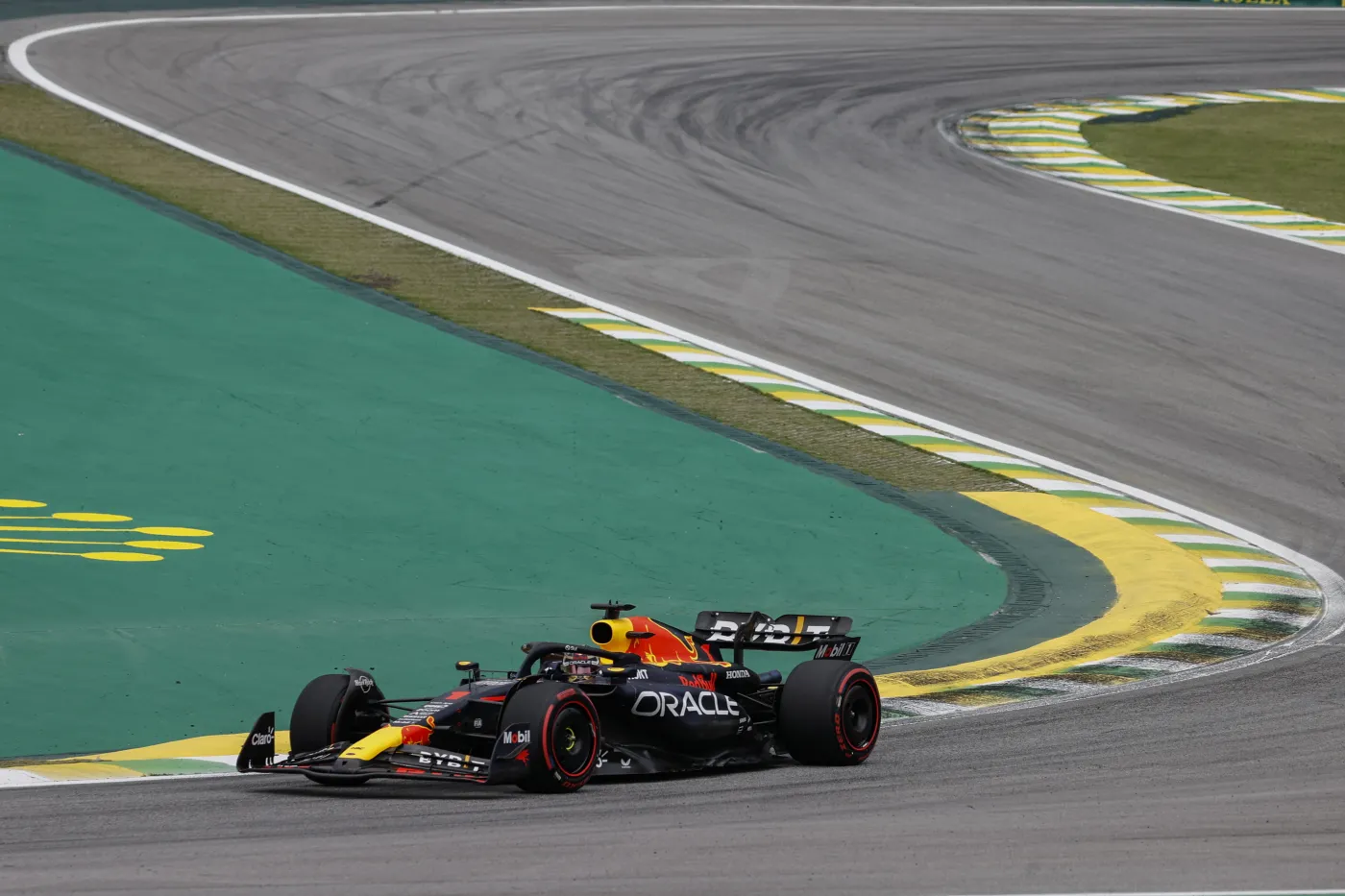 Verstappen na pierwszym okrążeniu wyprzedził Norrisa i wygrał sprint na Interlagos.