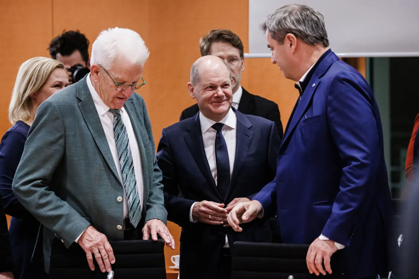 Chancellor Scholz holds consultations with heads of federal states