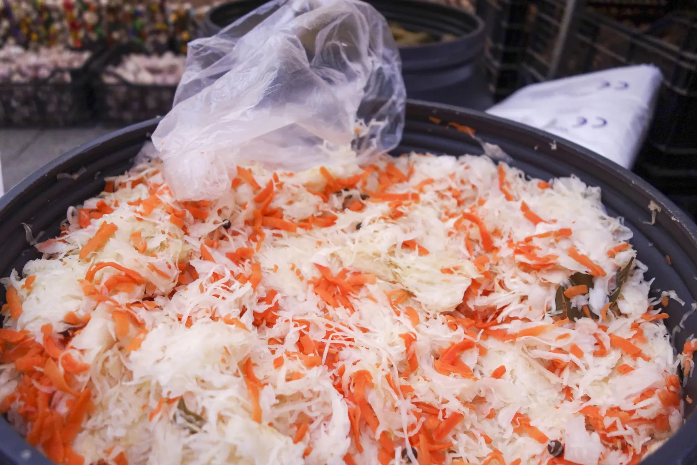 Kiszenie kapusty. Ile soli dać na 5, a ile na 10 kg kapusty? Sprawdzone RADY i PRZEPISY