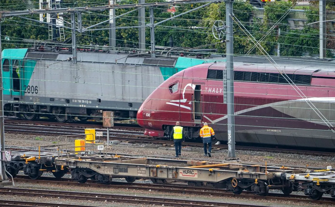 Linia napowietrzna z przewodami elektrycznymi spadła w poniedziałek na stacji w Rotterdamie na pociąg Eurostar Thalys, który przyjechał z Paryża 