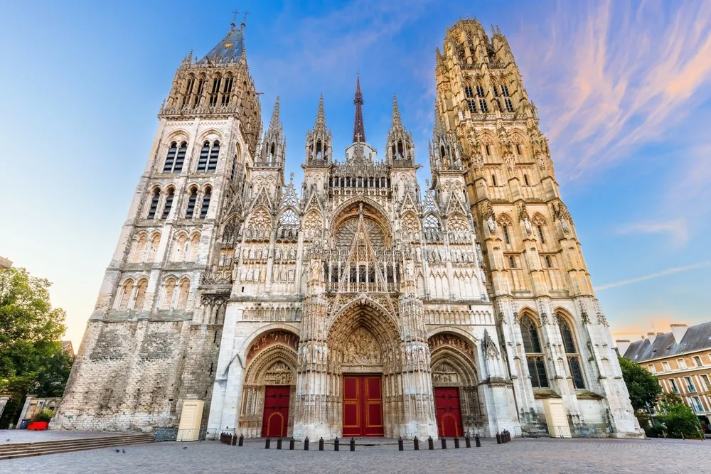 Włamanie do bazyliki Sacre-Coeur w Rouen. "Świątynia splądrowana i poważnie zdewastowana"