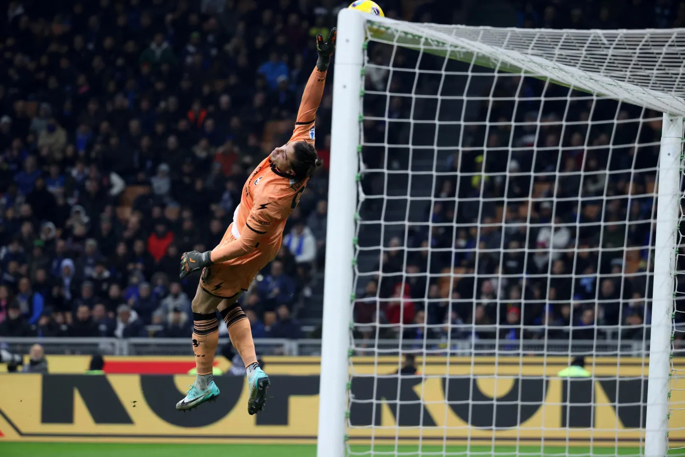 Dimarco przelobował bramkarza prawie z połowy boiska. Inter liderem Serie A [WIDEO]