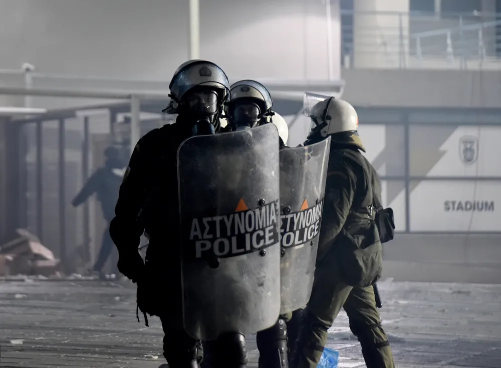 Policja użyła gazu do rozproszenia kibiców, którzy złamali zakaz zgromadzeń
