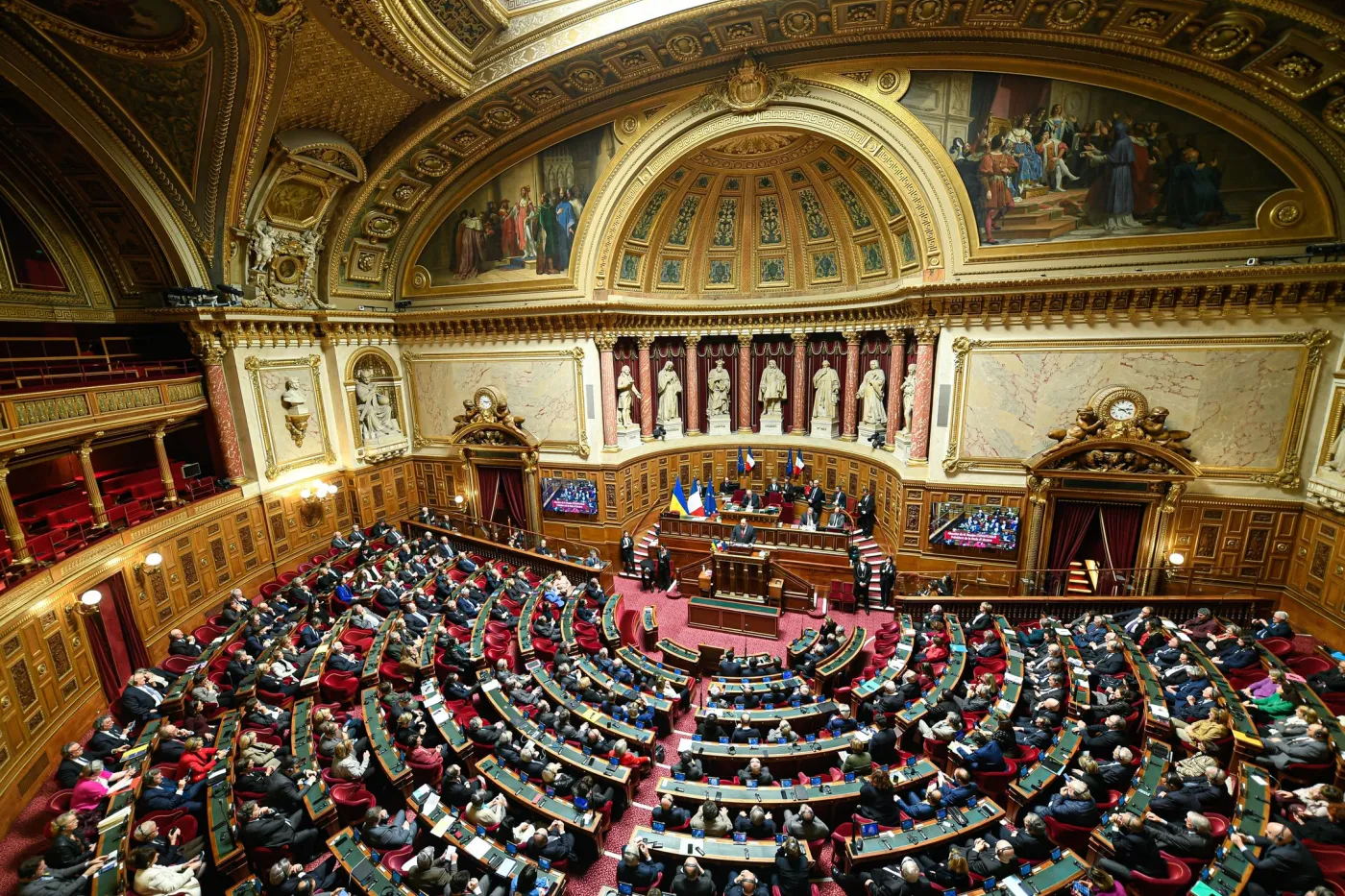 Prawicowy senator zatrzymany we Francji. Odurzył i napastował seksualnie deputowaną