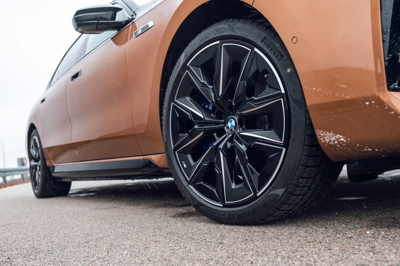 Luksus nie z tej ziemi. BMW i7 ma kino, masaż i automatyczne drzwi