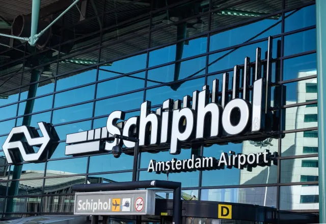Odwołane loty KLM. Chaos na lotnisku w Amsterdamie