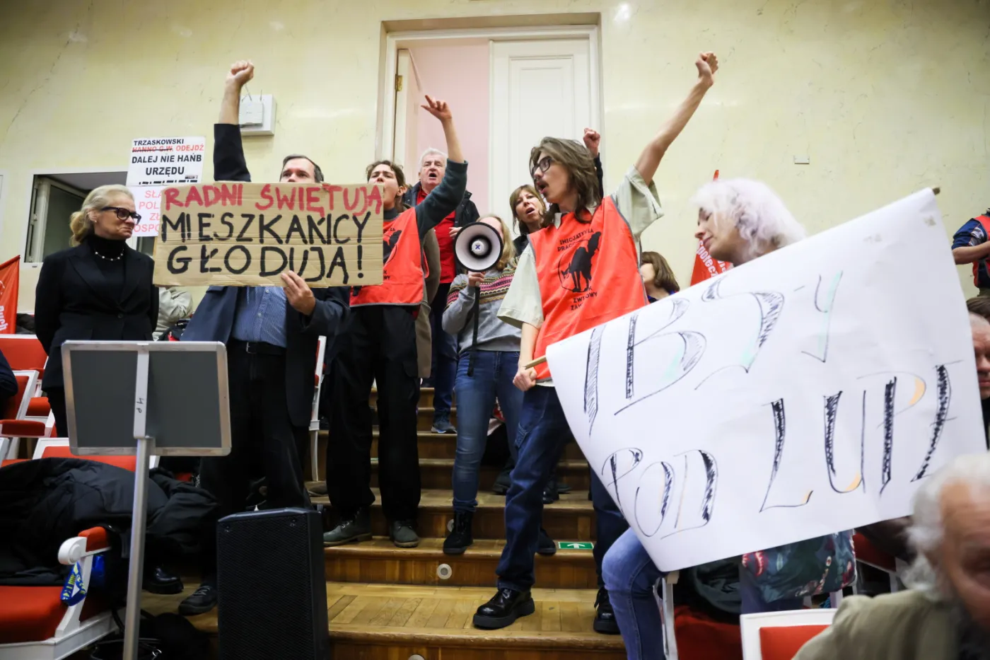 Gorąco na obradach Rady Warszawy. "Radni świętują - mieszkańcy głodują"