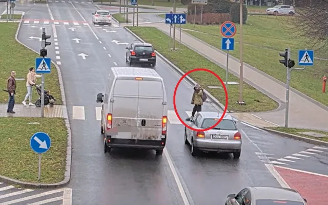Nastolatek oszukał przeznaczenie. Wtargnął na pasy przy czerwonym świetle [FILM]