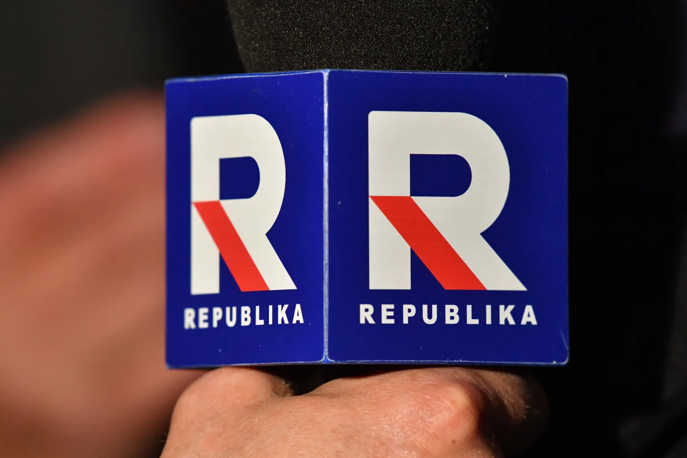 Skandal za skandalem w TV Republika. Dr Oczkoś: Tusk może nawet leżeć krzyżem...