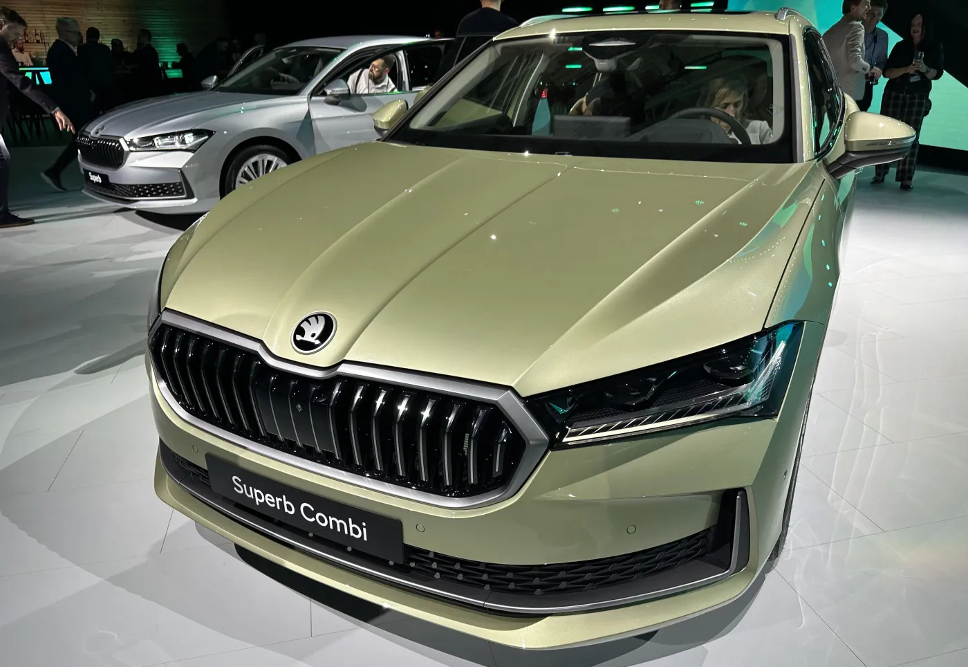 Nowa Skoda Superb w nadwoziu kombi i metalizowanym lakierze ice tea yellow ustawiona na 19-calowych kołach wygląda super