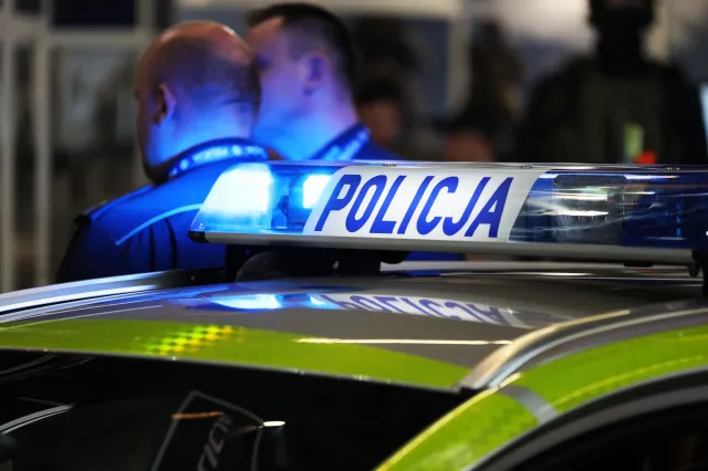 Wyłamał zapory kolejowe i pojechał dalej. Policja nie miała litości [FILM]