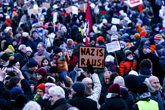 Niemcy pokazali prawicowym ekstremistom żółtą kartkę