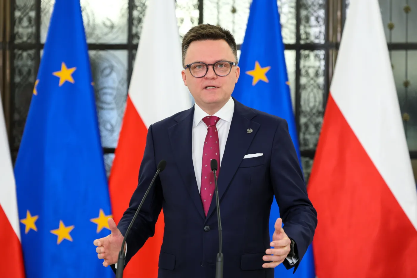 Hołownia zapowiada "konsekwencje za hańbienie polskiego munduru"