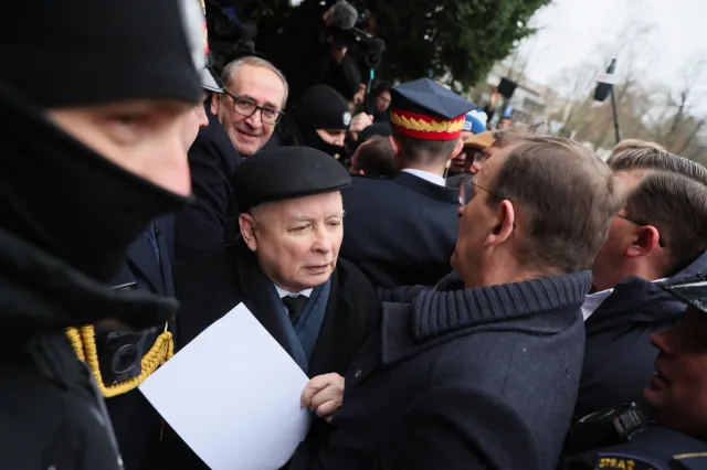 Kaczyński przed Sejmem o "bandzie złodziei". Tusk reaguje