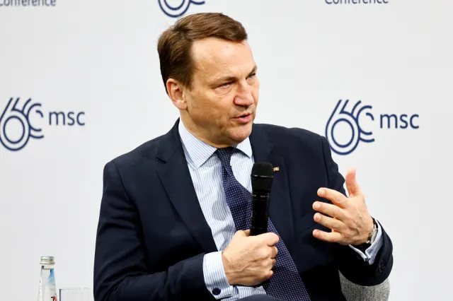 Sikorski w Brukseli: Putin pozwolił czy kazał zamordować Nawalnego