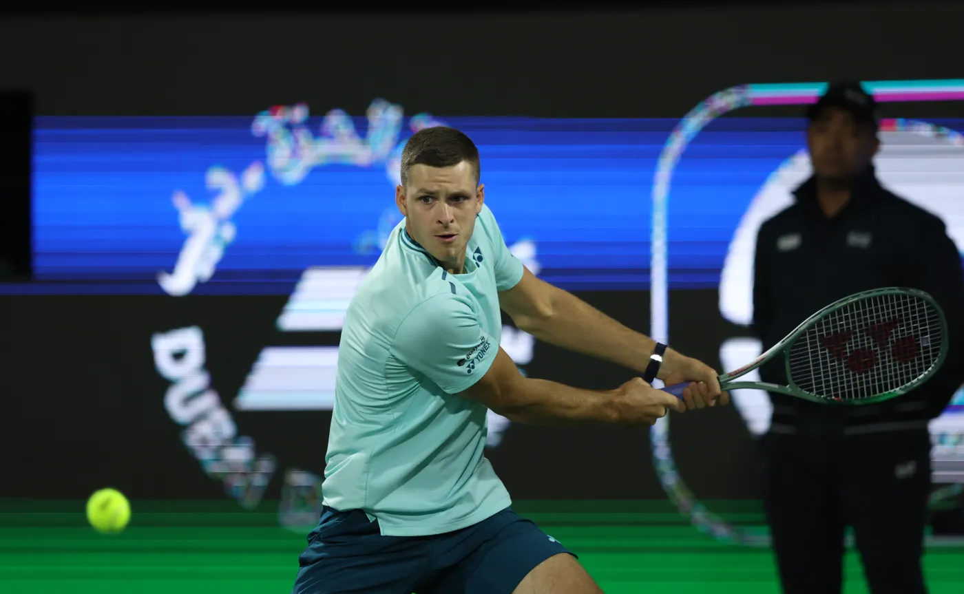 Hurkacz wreszcie wygrał seta bez tie-breaka. Polak w ćwierćfinale turnieju w Dubaju [WIDEO]