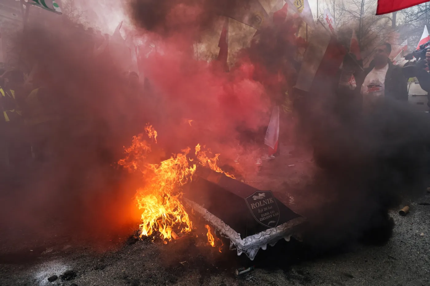 Rolnicy rzucają petardami w policję. Przed KPRM płoną unijne flagi