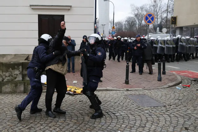 Dantejskie sceny pod Sejmem. Protest rolników wymknął się spod kontroli, ranni policjanci