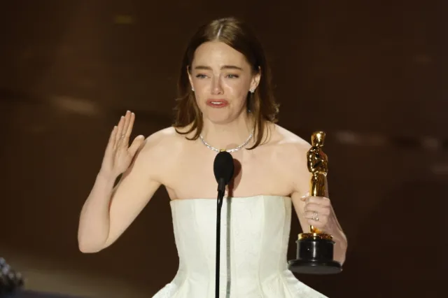 Emma Stone z Oscarem i w podartej sukience. Żartowała i mówiła, że tęskni za Bellą Baxter