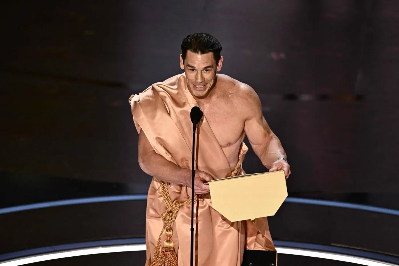 Golas na scenie podczas rozdania Oscarów. Dlaczego John Cena się rozebrał? [FOTO]