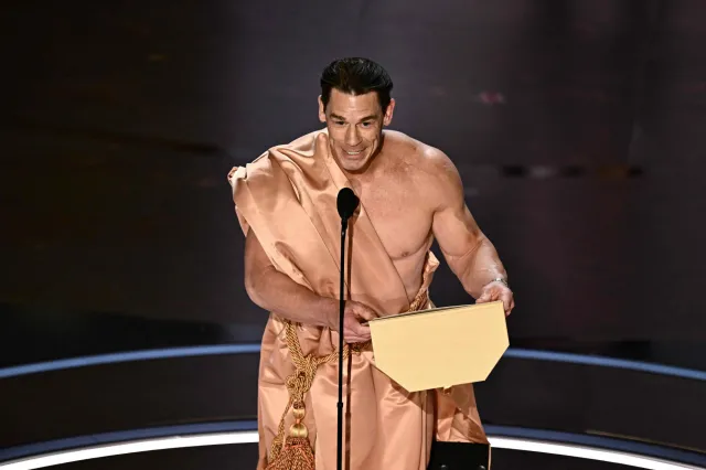 Golas na scenie podczas rozdania Oscarów. Dlaczego John Cena się rozebrał? [FOTO]