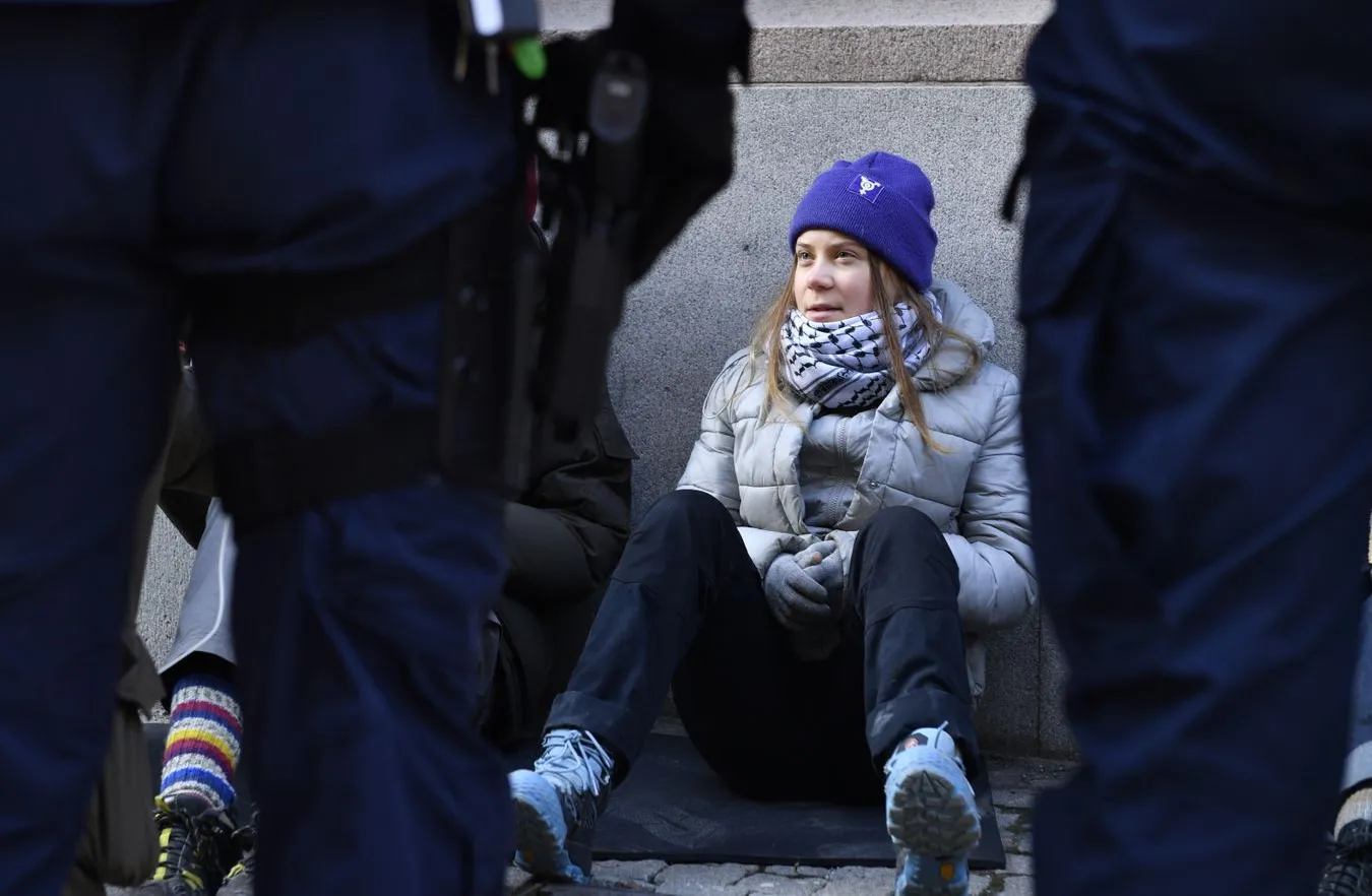 Usunęli ją siłą. Greta Thunberg protestowała pod szwedzkim parlamentem