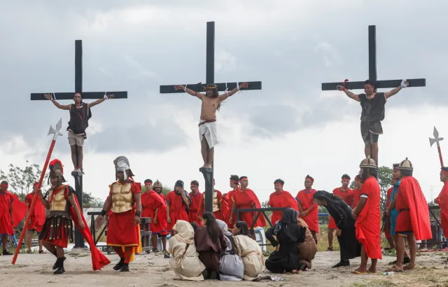 Wielki Piątek na Filipinach. Krwawe widowisko wciąż gromadzi tłumy [FOTO]
