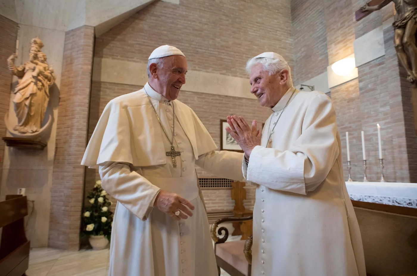Jaka wyglądała relacja Franciszka z Benedyktem XVI? Biograf dolał oliwy do ognia
