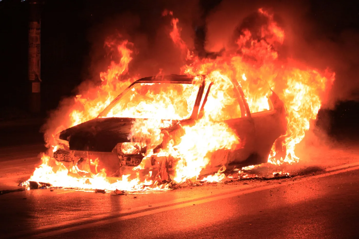 Szokująca tragedia. Martwe dziecko znalezione w płonącym samochodzie
