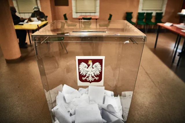 Najnowszy sondaż przed wyborami. Jest wyraźny lider, choć traci poparcie