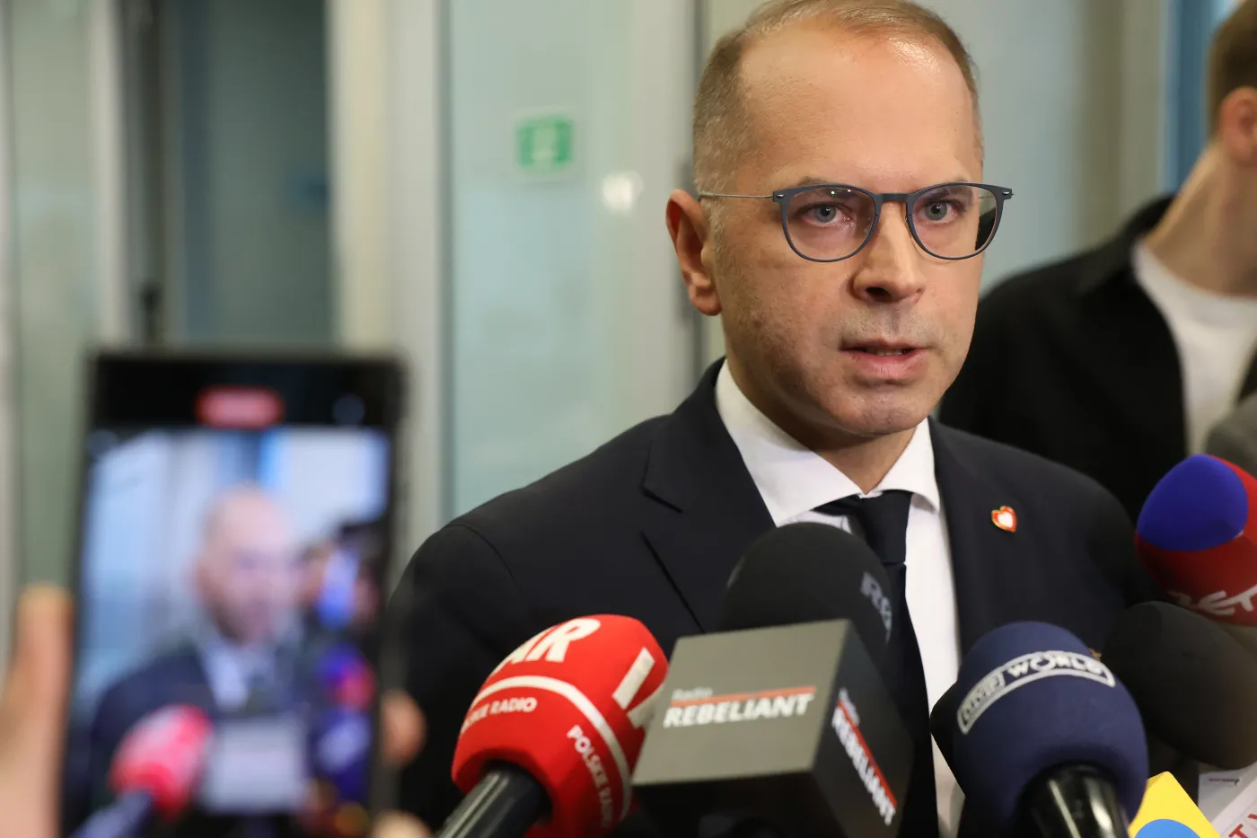 Szczerba: Daniel Obajtek przebywa poza Polską