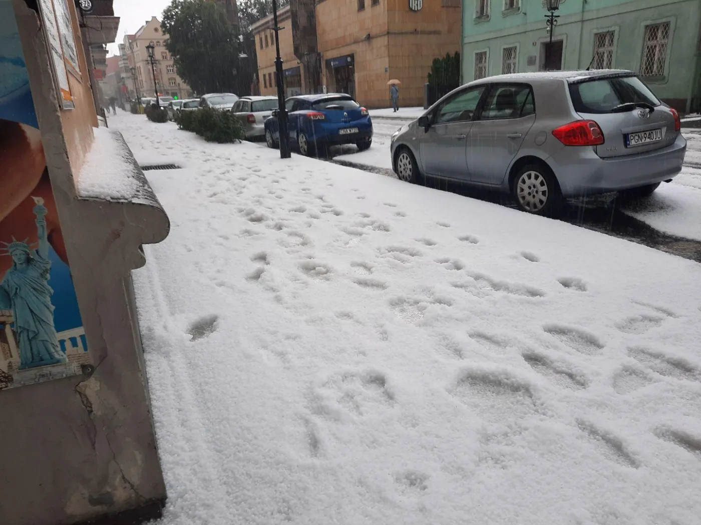 Gradobicie przeszło nad Gnieznem. Ulice miasta są białe