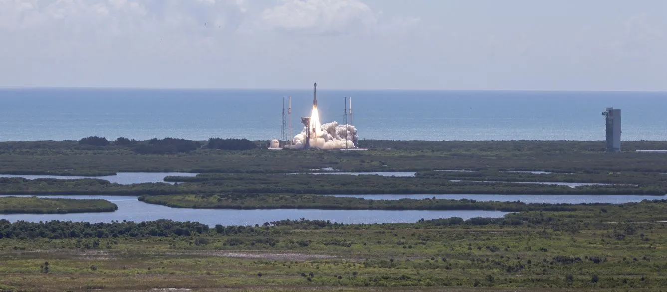 Statek kosmiczny Starliner na rakiecie Atlas V United Launch Alliance wznosi się z kompleksu Space Launch Complex-41 w stacji sił kosmicznych Cape Canaveral na Florydzie