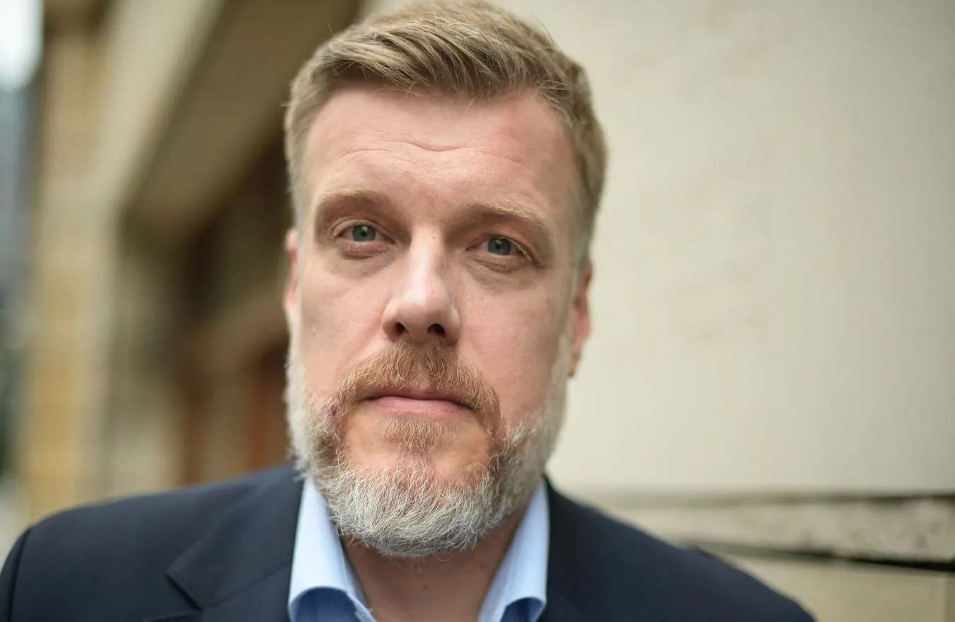 "Czas grzecznej Lewicy się skończył". Zandberg chce walnąć mocno pięścią w rządowy stół