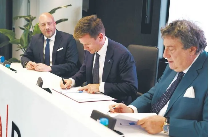 Od lewej: Robert Smuga, dyrektor Departamentu Instytucji Finansowych i Powiernictwa w Banku Pekao  S.A.;  Marcin Gadomski, wiceprezes Zarządu Banku Pekao S.A.; Carlo Monticelli, gubernator CEB
