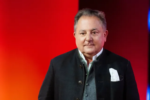 Robert Makłowicz odczyta nazwy przystanków komunikacji miejskiej. Ujawnili koszty