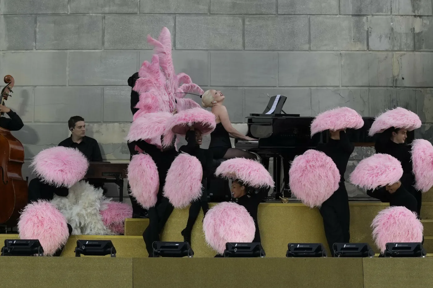 Lady Gaga dała show w Paryżu podczas rozpoczęcia Igrzysk Olimpijskich. Co za kreacja!