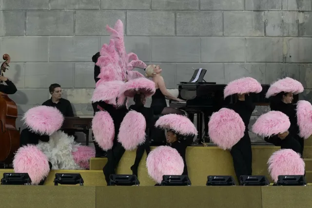 Lady Gaga dała show w Paryżu podczas rozpoczęcia Igrzysk Olimpijskich. Co za kreacja!